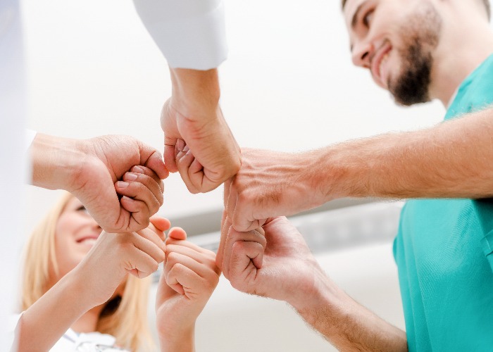 Praxisvermittlung Fäuste für Teamzusammenhalt