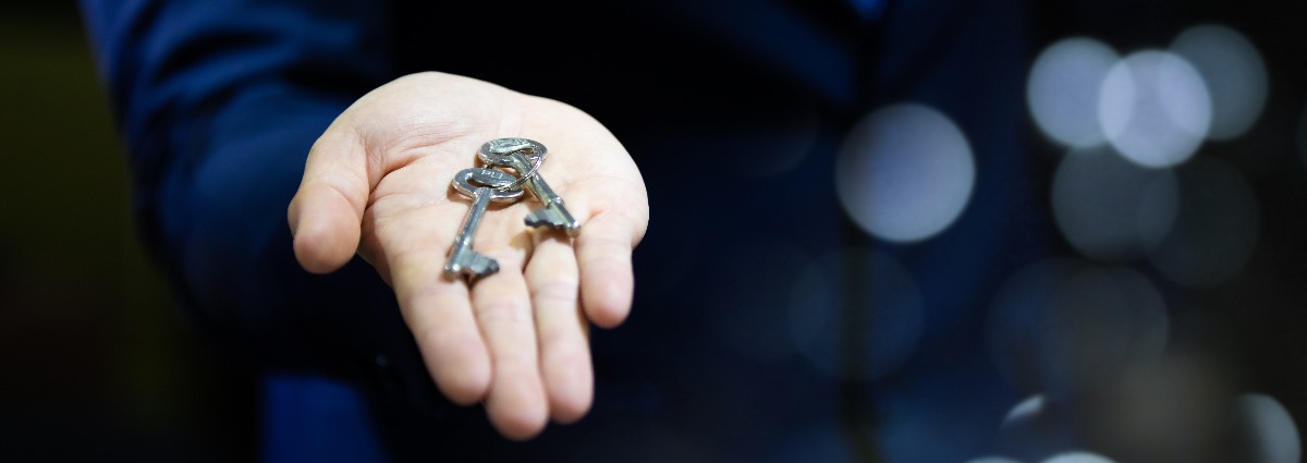 Neuer Eigentümer hat nach Praxisverkauf Schlüssel in der Hand