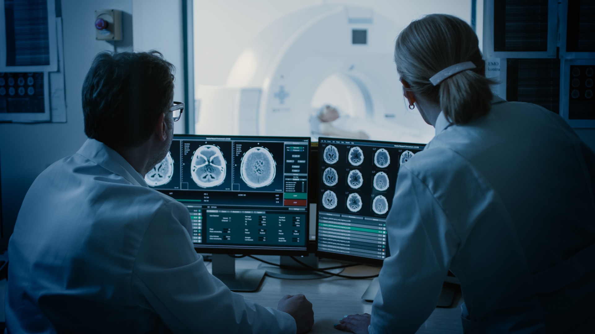 Im Kontrollraum besprechen Arzt und Radiologe die Diagnose
