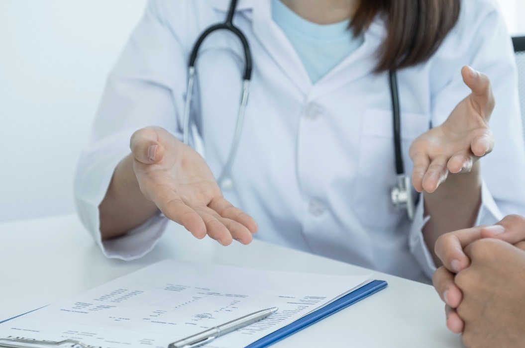 Ärzte berichten über die Ergebnisse von Gesundheitsuntersuchungen und empfehlen ihren Patienten Medikamente